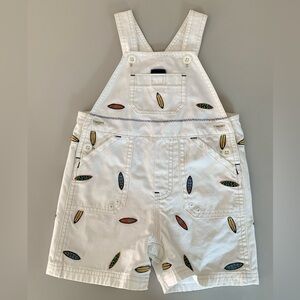 GAP 12-18 Mos. White Surfboard print short overalls. 100% cotton-snap crotch GUC